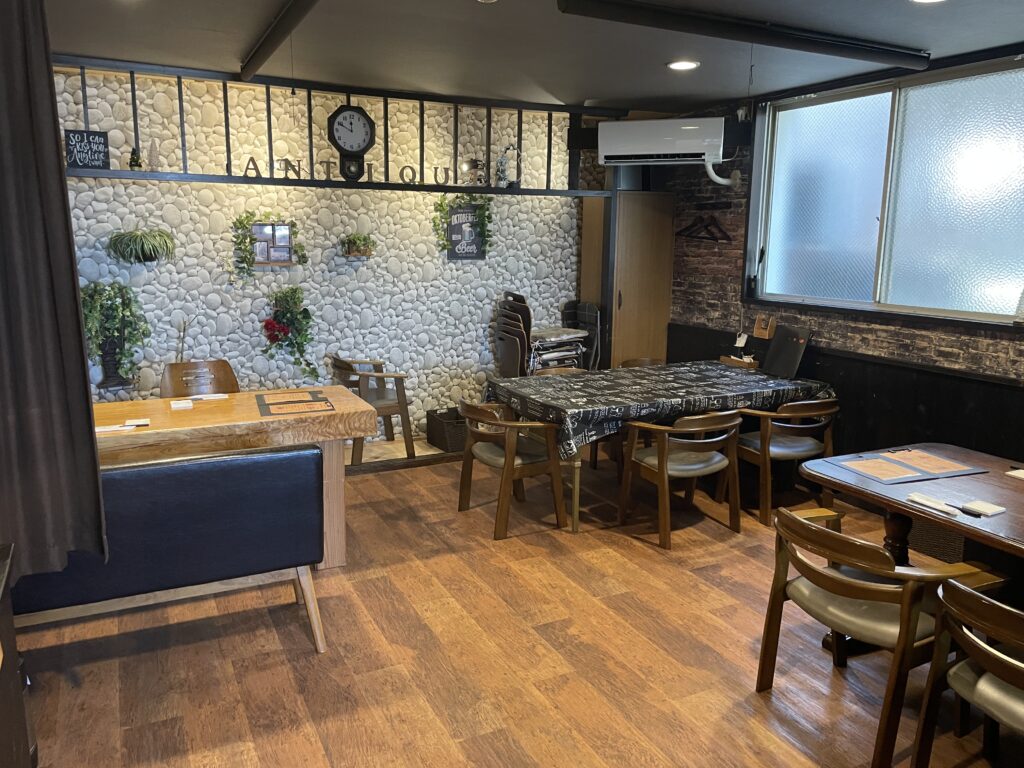 宮崎県日南市にあるANTIQUE(アンティーク)」店内
