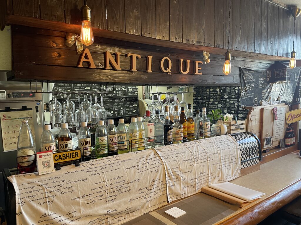 宮崎県日南市にあるANTIQUE(アンティーク)」カウンター