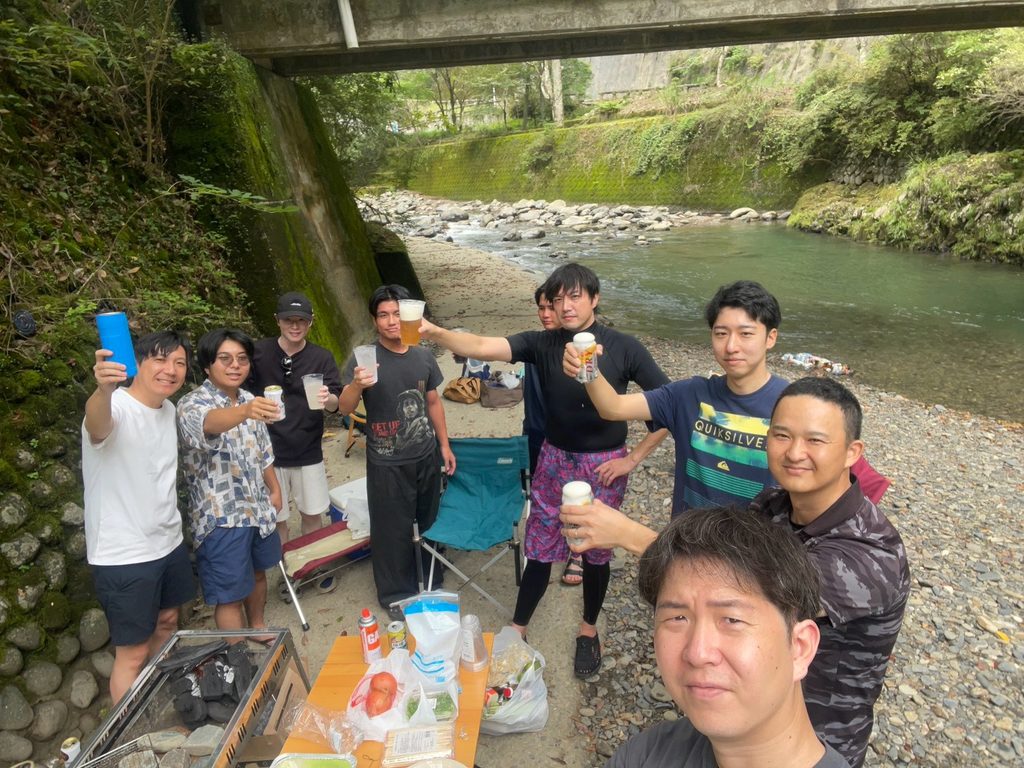 宮崎県西都市大字尾八重の川辺での次世代メンバーのバーベキュー風景